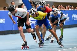 pg电子官方-轮滑比赛中选手意外滑倒，险些摔倒！