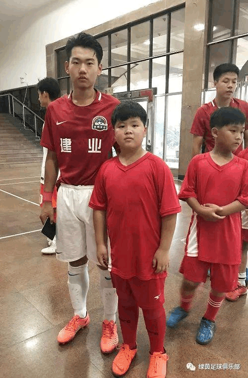 包含大连人人基地战胜河南建业，终结连败的词条