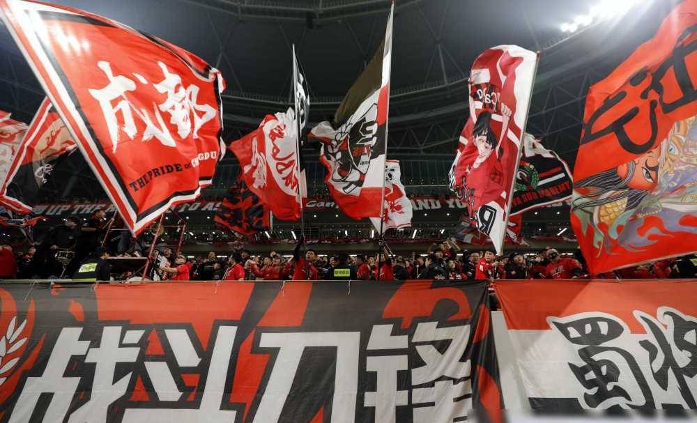 球队团结拼搏，国际足球赛事搏击赛场的简单介绍
