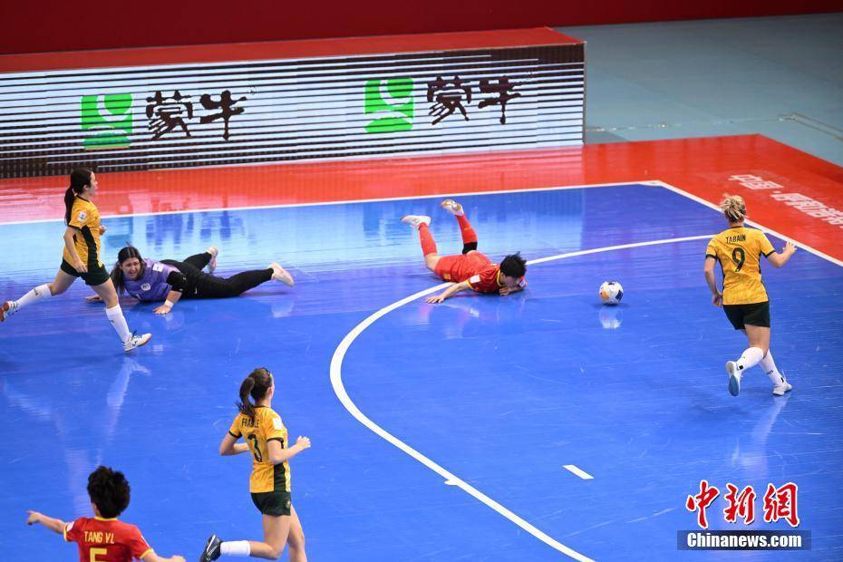 中国女子足球队在决赛中大获全胜