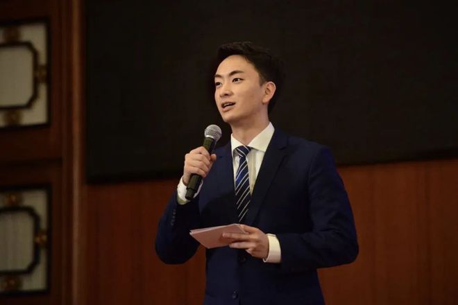 老鹰新秀在关键时刻崭露头角，被看好成为未来之星