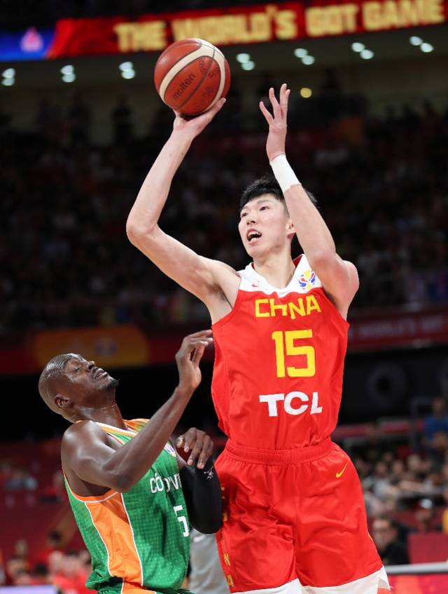 科特迪瓦主教练研究对手战术迎战比赛