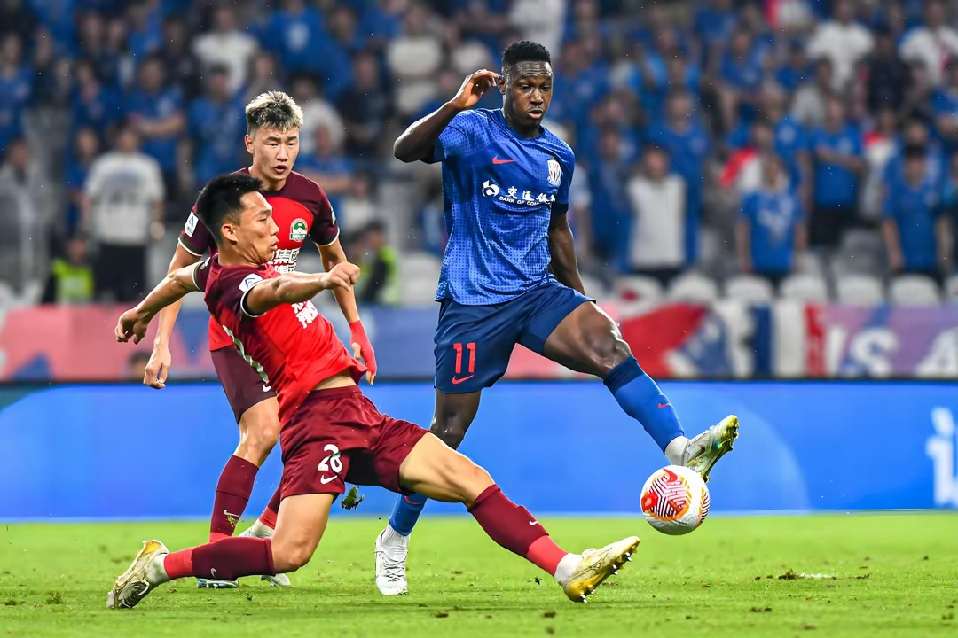 双方在比赛中展开激烈拼抢,创造多个高光时刻 双方在比赛中展开激烈拼抢,创造多个高光时刻