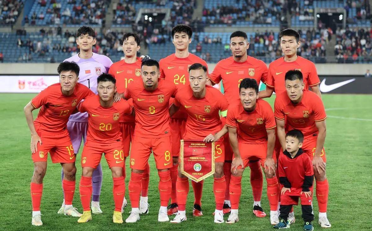 足球比赛中,中国队员展现出色技术 足球比赛中,中国队员展现出色技术