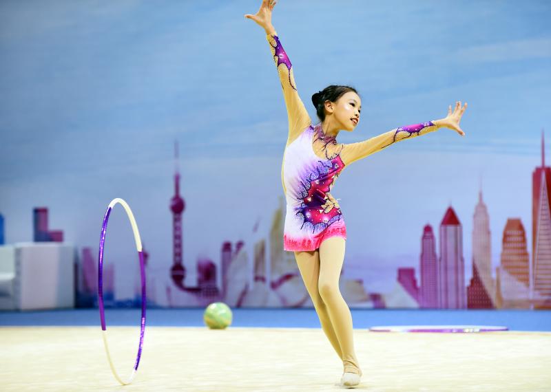 体操选手优雅表现,受观众热捧 体操选手优雅表现,受观众热捧