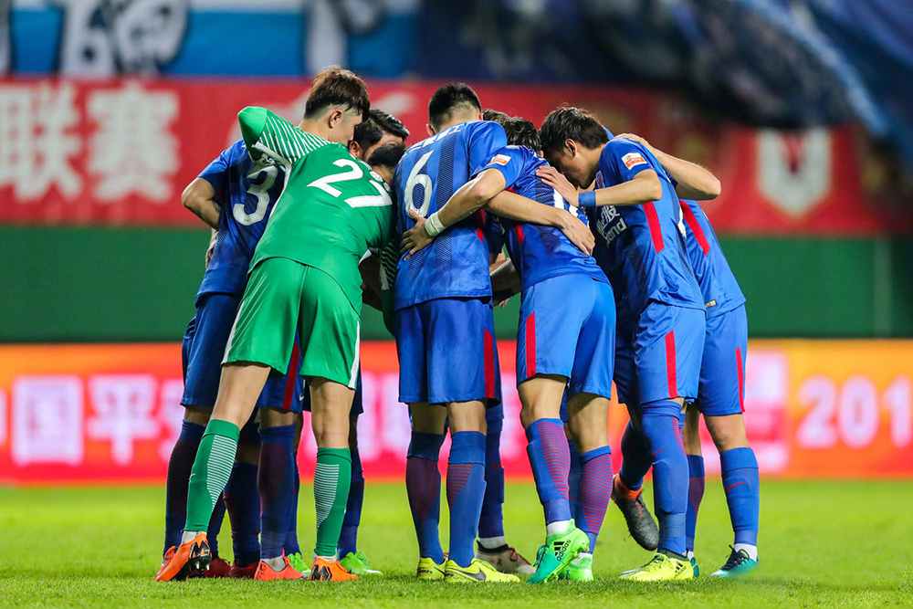 鲁能惊险取胜，排名冲上榜首