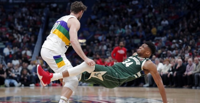 雄鹿B队碾压鹈鹕，拉塞尔高光表现